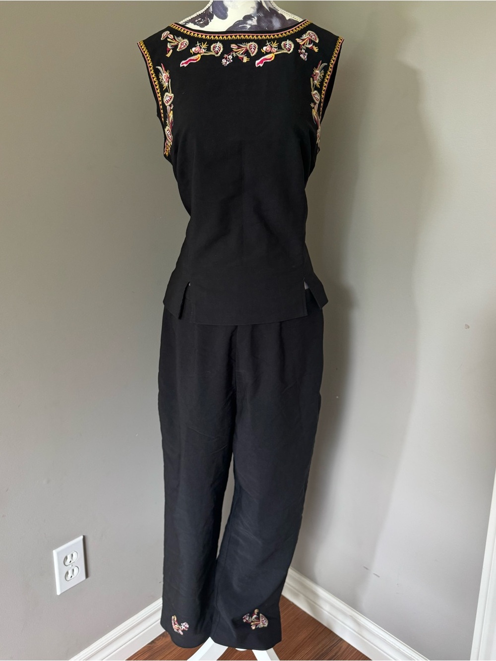 Y2K Jessica Black Sleeveless Top & Capri Set With Pink And Gold Embroidery